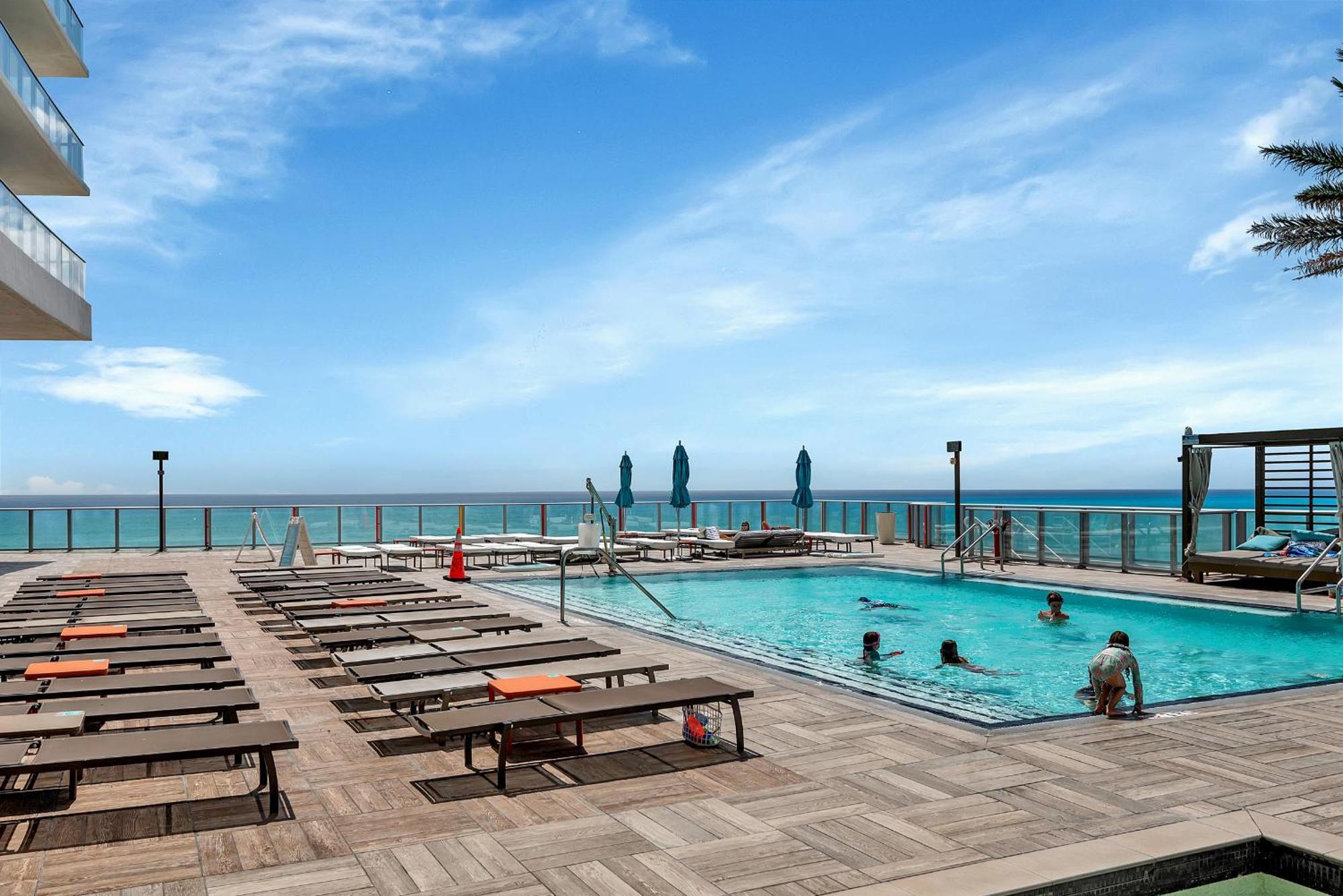 203-1Br/1Ba At The Beach Gem! Lux Amenities! Hollywood Bagian luar foto